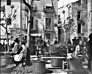 Mercat a la plaça Major. Arxiu Comarcal del Garraf