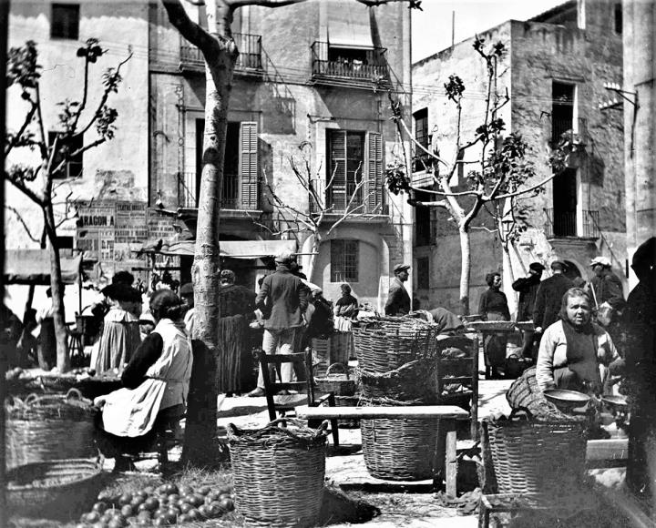 Mercat a la plaça Major. Arxiu Comarcal del Garraf