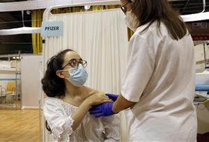 Mercedes Ferreira, de 18 anys, rebent la vacuna contra la covid-19 al Pavelló Onze de Setembre de Lleida. ACN