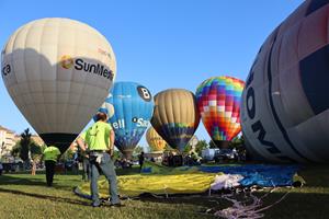 Més de 30 globus s'enlairen a Igualada per celebrar el 25è aniversari de l'European Balloon Festival. ACN