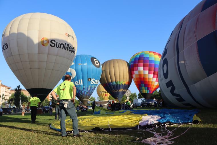 Més de 30 globus s'enlairen a Igualada per celebrar el 25è aniversari de l'European Balloon Festival. ACN