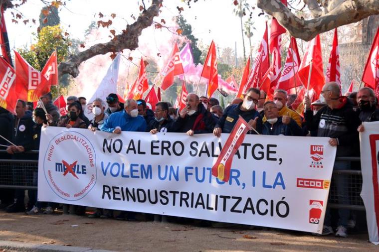 Més de 300 treballadors de Mahle es manifesten contra el tancament des del Parlament al consolat d'Alemanya. ACN