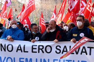 Més de 300 treballadors de Mahle es manifesten contra el tancament des del Parlament al consolat d'Alemanya