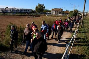 Més de 500 persones protesten contra la MAT Valmuel-Begues en una caminada a Sant Jaume dels Domenys