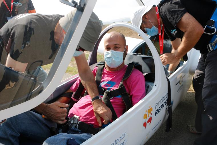 Més d'un centenar de persones amb discapacitat viuen l'experiència de pujar en una avioneta. ACN