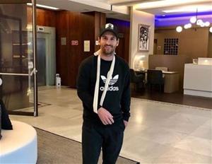 Messi durant una visita a les instal·lacions del seu hotel a Sitges. EIX