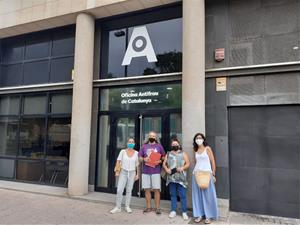 Militants de la CUP de Cunit davant de l’Oficina Antifrau de Catalunya. Eix