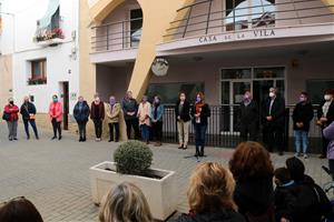 Minut de silenci a la Bisbal per condemnar la mort d'una dona cremada viva presumptament a mans de la parella. ACN