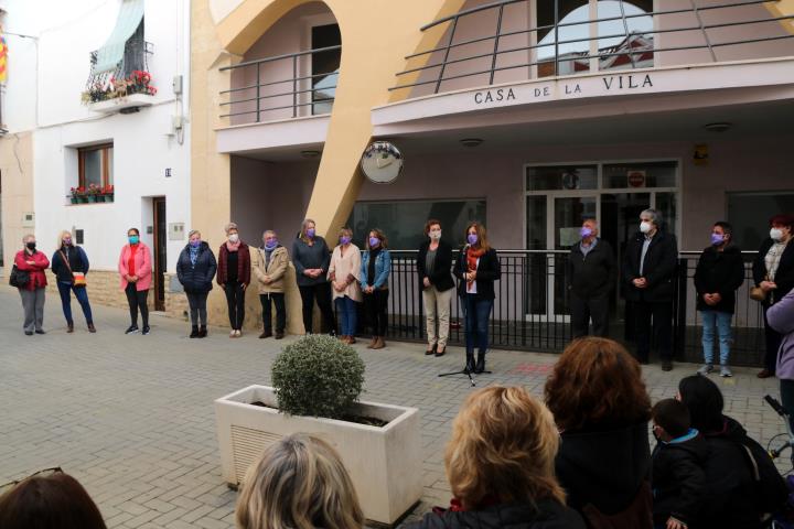 Minut de silenci a la Bisbal per condemnar la mort d'una dona cremada viva presumptament a mans de la parella. ACN