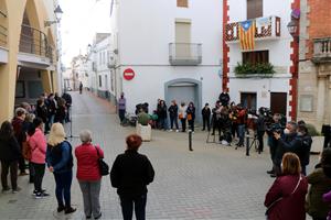 Minut de silenci a la Bisbal per condemnar la mort d'una dona cremada viva presumptament a mans de la parella