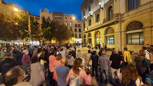 Minut de silenci en contra de l'agressió sexual patida per una jove a Igualada. ACN