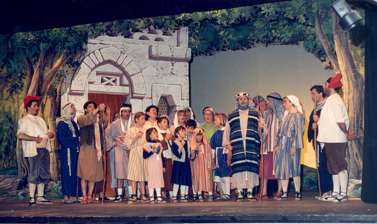 Miquel González canta “la bota” als Pastorets de La Unió Vilanovina al Teatre Principal, el 1993. Fons La Unió Vilanovina