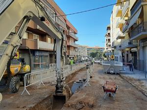 Obres de reurbanització a l’avinguda Mas d’en Serra per consolidar-la com a eix comercial de Les Roquetes. Ajt Sant Pere de Ribes