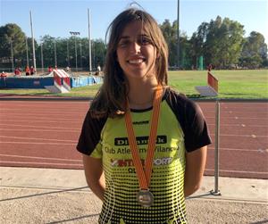 Olivia Salmerón amb la medalla. Eix