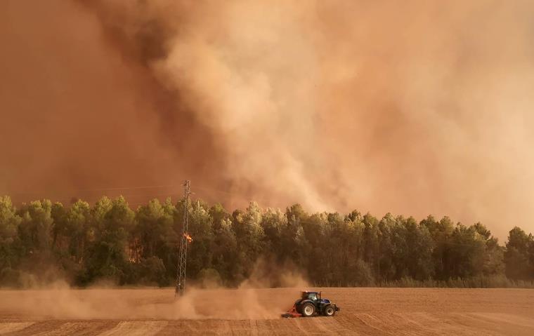 Pagesos i voluntaris que van col·laborar en l’extinció de l’incendi. Unió de Pagesos