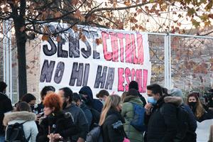 Pancarta en defensa del català en l'ensenyament públic. ACN / Albert Segura