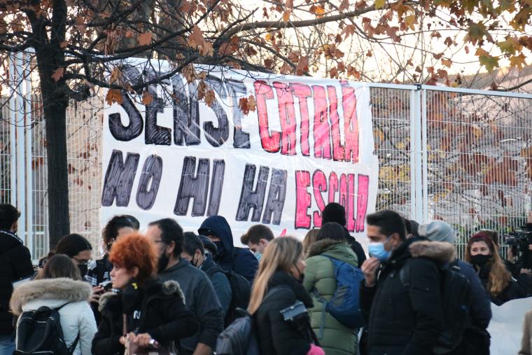 Pancarta en defensa del català en l'ensenyament públic. ACN / Albert Segura