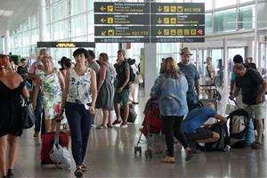 Passatgers caminant per la T1 de l'aeroport del Prat. ACN / Sánchez G.