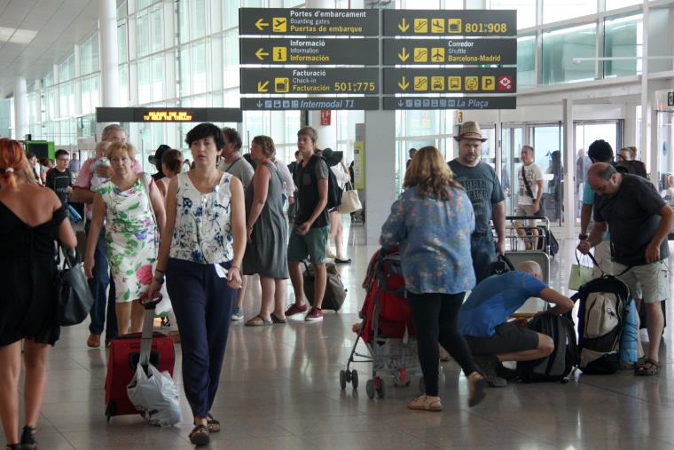 Passatgers caminant per la T1 de l'aeroport del Prat. ACN / Sánchez G.