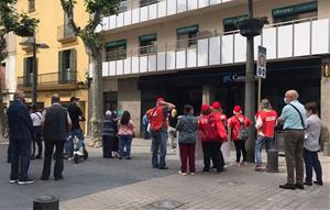 Pensionistes de CCOO protestes a diversos bancs de Vilanova contra la bretxa digital. Susana Nogueira