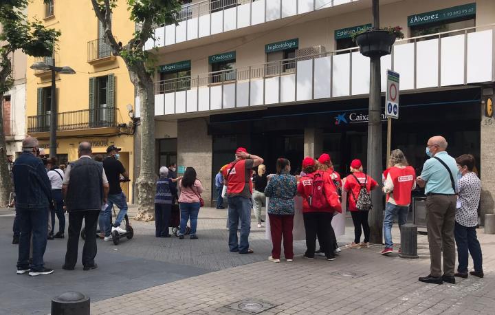 Pensionistes de CCOO protestes a diversos bancs de Vilanova contra la bretxa digital. Susana Nogueira
