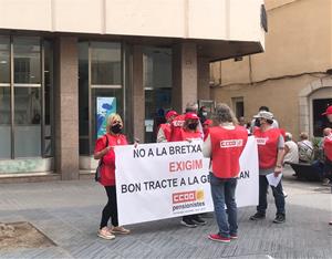 Pensionistes de CCOO protestes a diversos bancs de Vilanova contra la bretxa digital