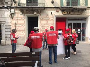 Pensionistes de CCOO protestes a diversos bancs de Vilanova contra la bretxa digital