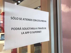 Pensionistes de CCOO protestes a diversos bancs de Vilanova contra la bretxa digital