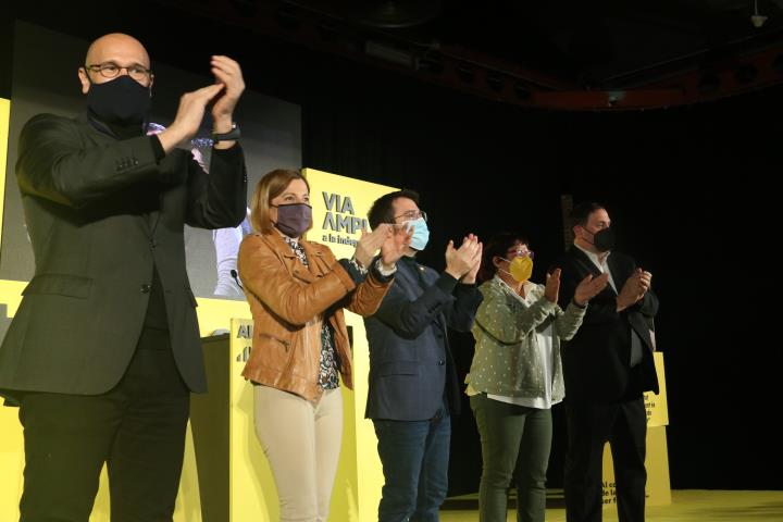 Pere Aragonès, Oriol Junqueras, Carme Forcadell, Dolors Bassa i Raül Romeva, a l'acte de tancament d'ERC. ERC