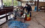 Pere Artigas recull algun del material acumulat a l'interior de les carpes abans de ser desnonat. ACN