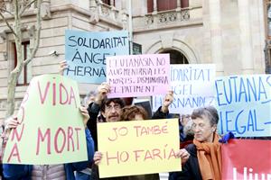 Persones concentrades per demanar que es legalitzi l'eutanàsia i per traslladar la solidaritat a Ángel Hernández, davant el Palau de Justícia, el 5 d'