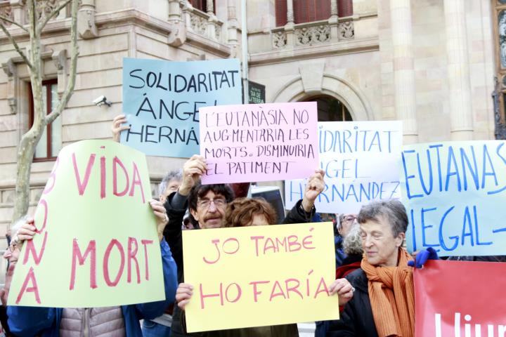 Persones concentrades per demanar que es legalitzi l'eutanàsia i per traslladar la solidaritat a Ángel Hernández, davant el Palau de Justícia, el 5 d'