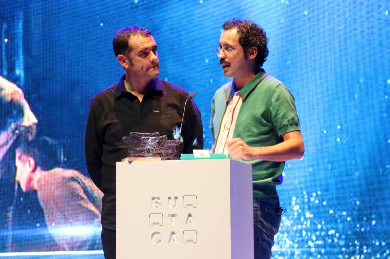 Pla conjunt de Joan Arqué i Guillem Albà recollint el Premi Butaca a la millor direcció per 