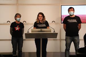 Pla conjunt durant la roda de premsa de tres membres dels '9 de Lledoners' al faristol del Parlament. ACN