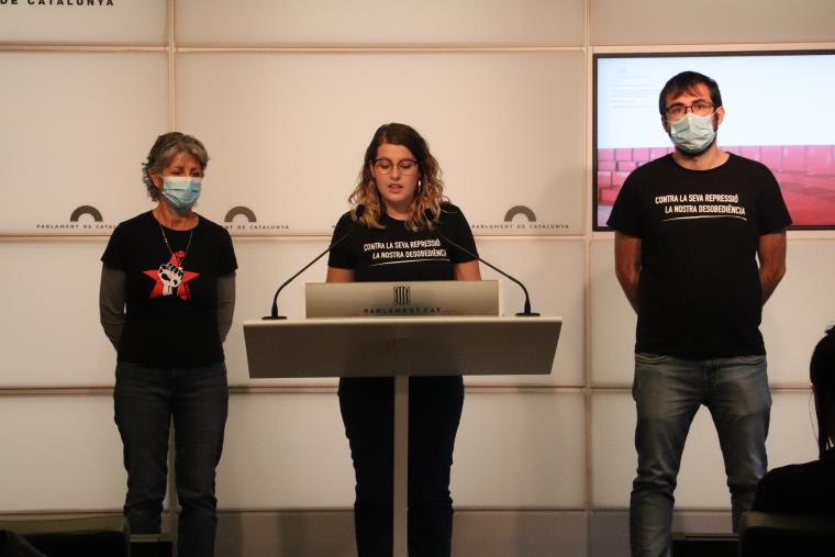 Pla conjunt durant la roda de premsa de tres membres dels '9 de Lledoners' al faristol del Parlament. ACN