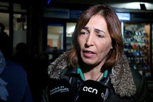 Pla curt de la candidata del PP a l'alcaldia de Calafell a les eleccions del 2019, Maite González, atenent els mitjans de comunicació. ACN