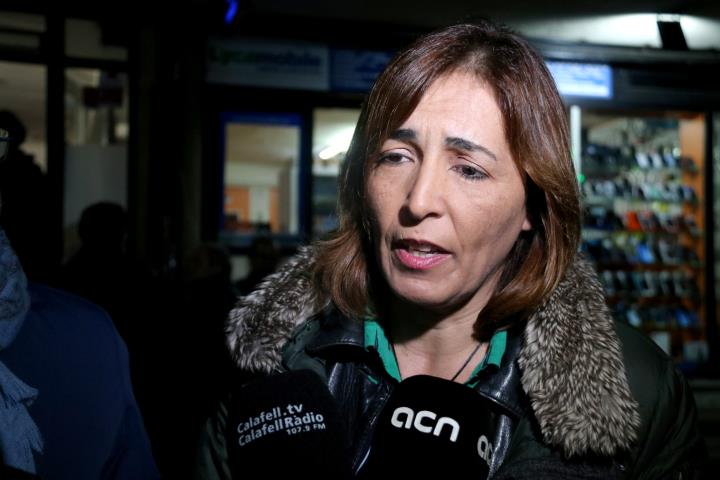 Pla curt de la candidata del PP a l'alcaldia de Calafell a les eleccions del 2019, Maite González, atenent els mitjans de comunicació. ACN