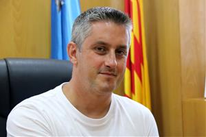 Pla curt de l'alcalde de Calafell, Ramon Ferré, mirant a càmera. Imatge de l'1 d'agost de 2018. ACN