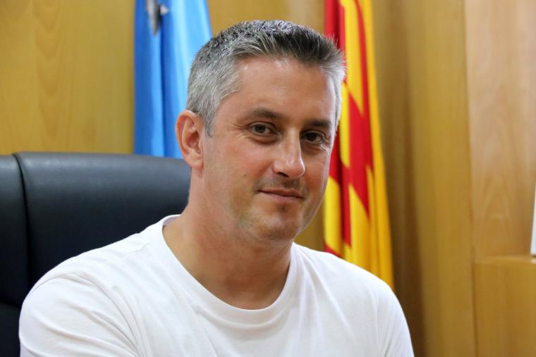 Pla curt de l'alcalde de Calafell, Ramon Ferré, mirant a càmera. Imatge de l'1 d'agost de 2018. ACN