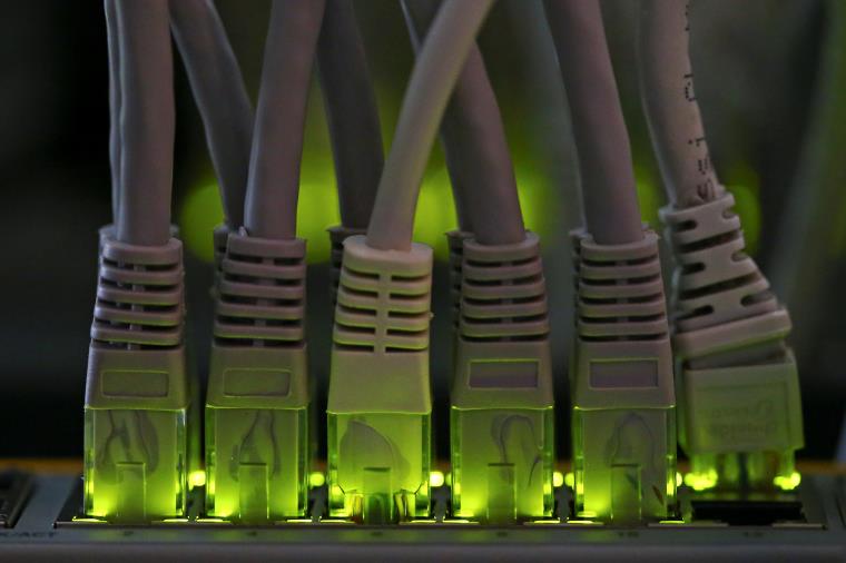 Pla detall de cables de connexió a internet. Reuters / ACN
