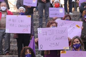 Pla detall de l'acte de CCOO i UGT contra la violència masclista a les escales de la catedral de Tarragona. ACN