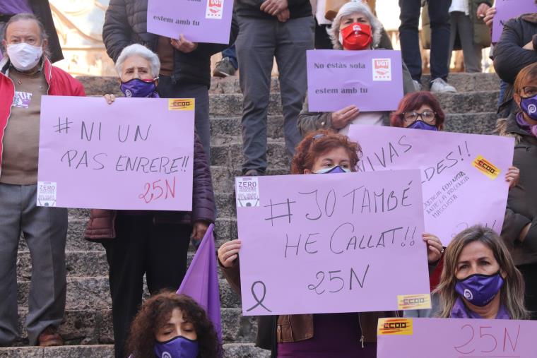 Pla detall de l'acte de CCOO i UGT contra la violència masclista a les escales de la catedral de Tarragona. ACN