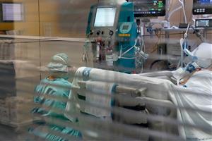 Pla general a través del vidre del box d'una infermera mirant-se una màquina amb el filtre Seraph 100 . ACN