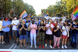 Pla general de centenars de persones concentrades al passeig de Gràcia de Barcelona contra la violència LGTBI-fòbica, amb representants de la Platafor