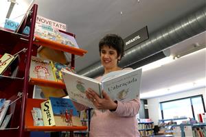 Pla general de la bibliotecària de Banyoles llegint un llibre infantil el 17 d'abril de 2021. ACN