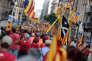 Cremen una foto de Sánchez i Aragonès a la protesta de l'esquerra independentista. ACN