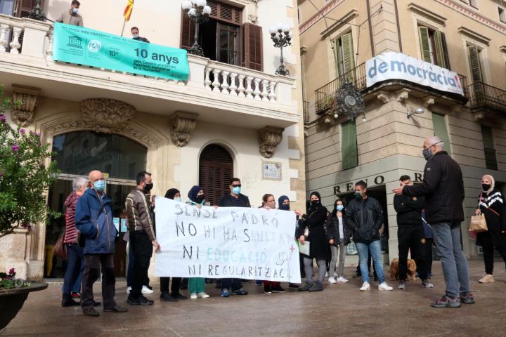 Pla general de la protesta del Sindicat de Llogaters davant l'Ajuntament de Vilafranca del Penedès per exigir l'empadronament per a tots els veïns. AC