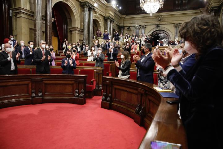 Pla general de l'hemicicle aplaudint el candidat d'ERC, Pere Aragonès, investit com a 132è president de la Generalitat. ACN