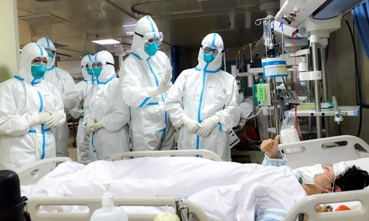 Pla general de sanitaris atenent un pacient a Shenzhen, a la Xina, amb els equips de protecció que es fan servir al país asiàtic, 31 de març de 2020. 