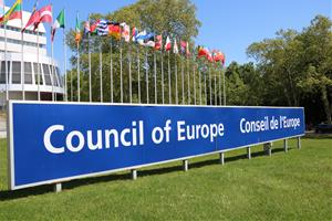 Pla general del cartell on es llegeix 'Consell d'Europa', davant la seu de la institució, a Estrasburg. ACN